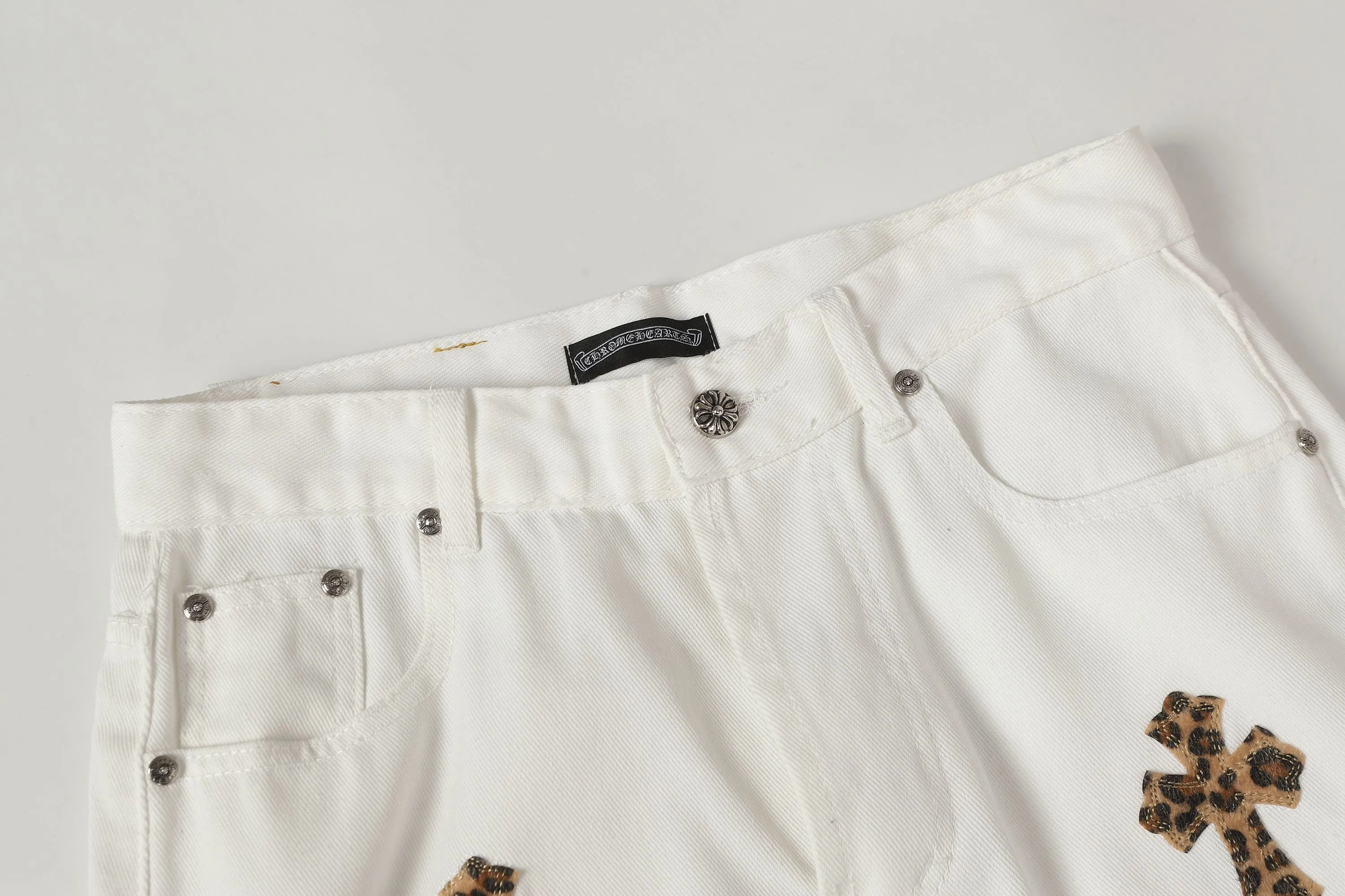 P256 Actual photo [High quality] Code: LH353 Color: Picture color Size: S to XXXL - Chrome Hearts/Chrome Hearts Classic white cow series colored leather cross washed color cloth unisex denim trousers - Vibe style straight stacked god-level version - Carbon fine bias denim color cloth - Old vintage complete set of hardware - Chrome Hearts white cow series The high version uses high-ounce custom fabrics, enzyme washing and soft color fixation It is soft and thick to wear. The details are all made by hand-polished craftsmanship. All-over jacquard fabrics. Unique design style. Multiple processes to create a full retro feel. Niche unique non-colliding shirts. Customized distressed spray-painted buttons. Craftsmanship in every detail. Size Pants length Waist Hips Unit cm S 98 68 100 M 99 72 104 L 100 76 108 XL 101 80 112 XXL 102 84 116 XXL 103 88 120